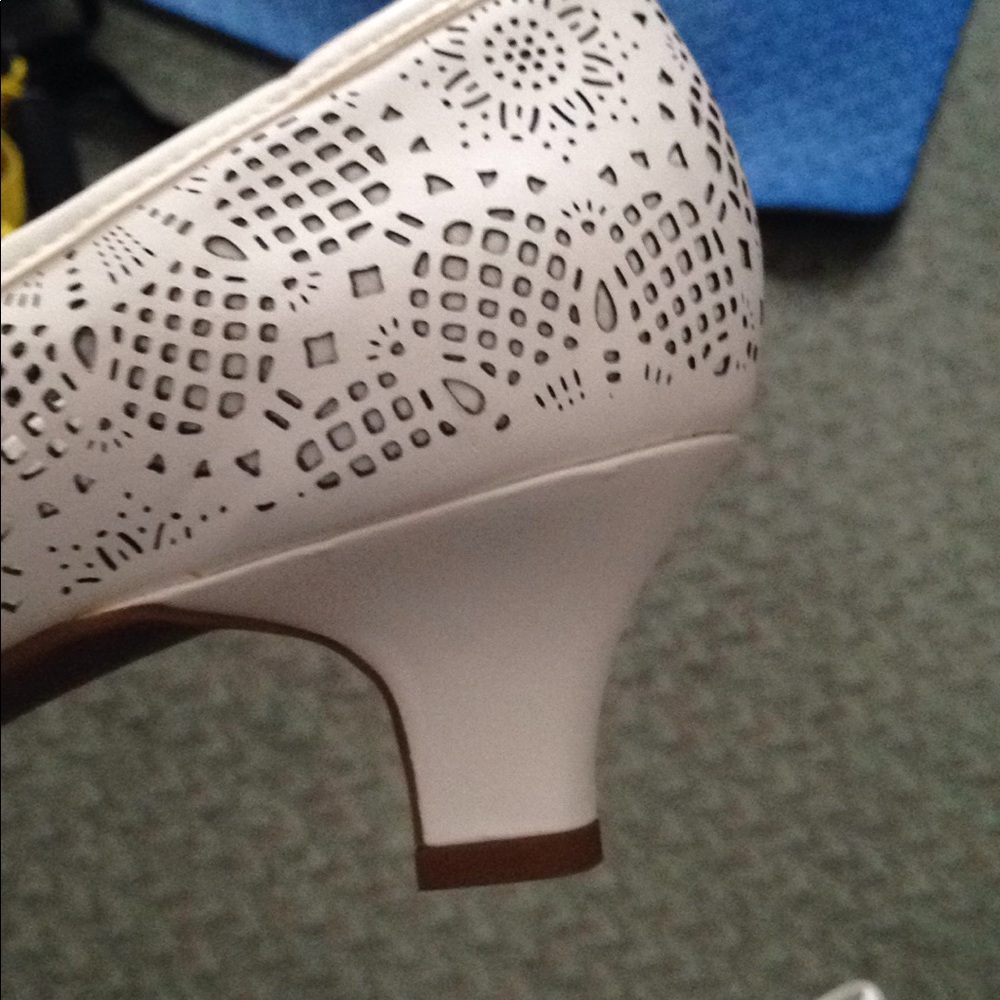 BCBG girls white lace design leather shoes Sz 11 - Picture 4 of 8
